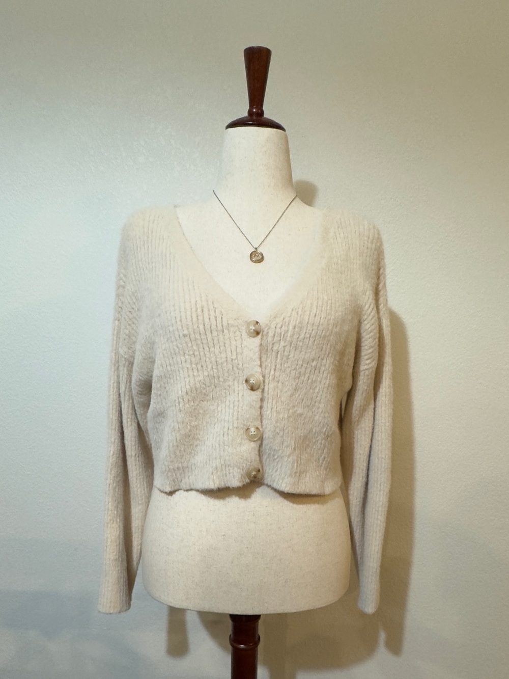 Berksha Cream Cropped V-Neck Button-Up Cardigan